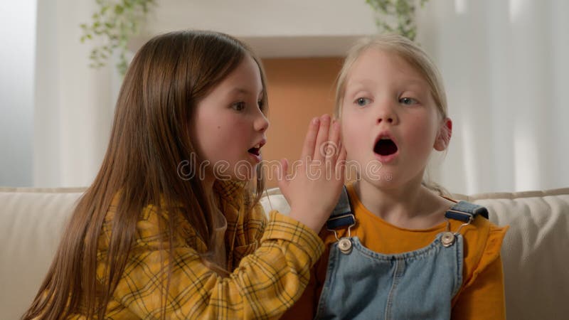 Duas Meninas No Sofá à Noite Com Uma Rede Digital De Tablet. Jogos Online  De Sonho Infantil a Conceito. Filhas Filme - Vídeo de junto, computador:  214846162