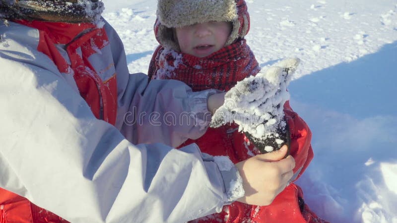 Jogos Divertidos As Crianças Podem Jogar Na Neve. Atividades De Inverno Ao  Ar Livre Para Crianças E Família. Mãe Fotografando Brincando De Crianças.  Meninos Se Divertindo, Jogando Bola De Neve Juntos No