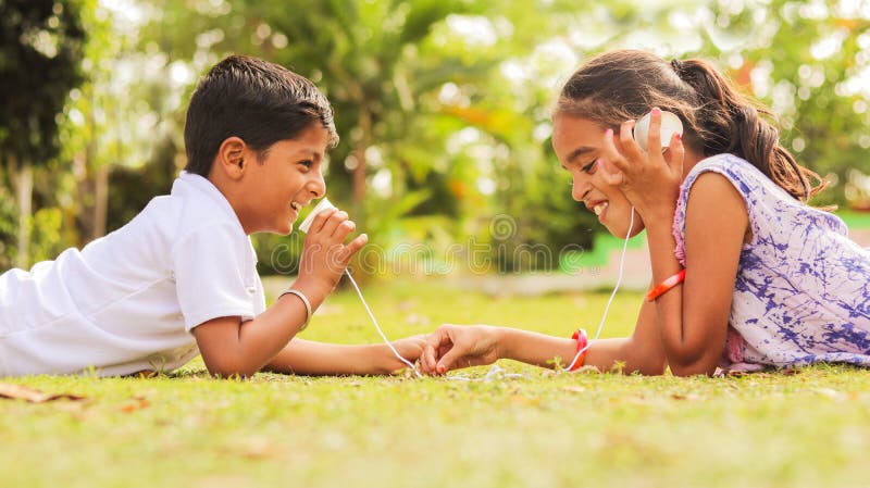 Jogo De Trem Para Crianças No Parque, Ao Ar Livre - Meninos E Meninas, Joga  Um Jogo De Trem Segurando O Ombro Da Frente Foto de Stock - Imagem de  cinco, menino: 167155592