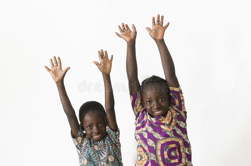 Duas crianças africanas bonitas que jogam e que têm o divertimento mostrando fotos de stock royalty free Duas crianças africanas bonitas que jogam e que têm o divertimento mostrando fotos de stock royalty free