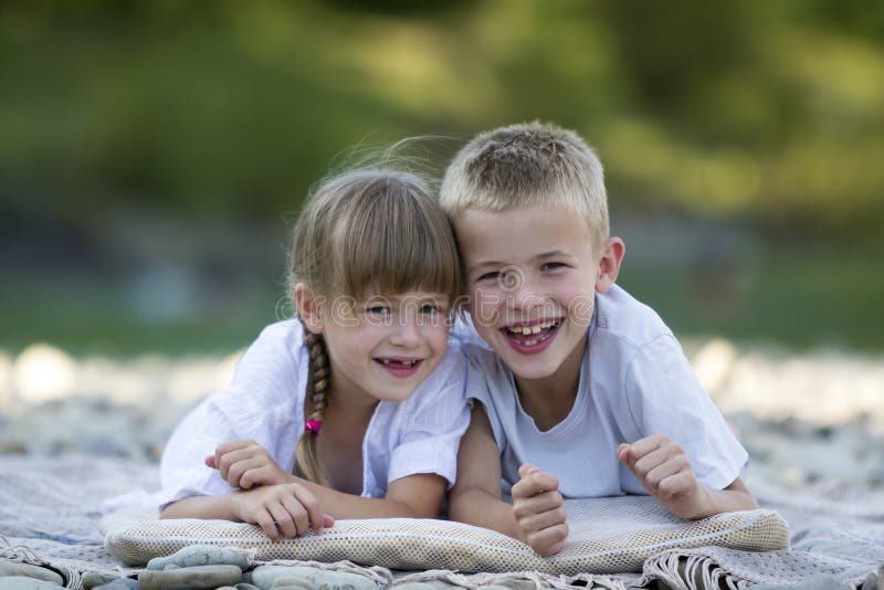 Duas crianças de sorriso louras bonitos felizes novas, menino e menina, caldo imagens de stock Duas crianças de sorriso louras bonitos felizes novas, menino e menina, caldo imagens de stock