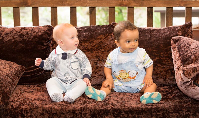 Duas crianças pequenas: meninos americanos e caucasianos pretos imagem de stock Duas crianças pequenas: meninos americanos e caucasianos pretos imagem de stock