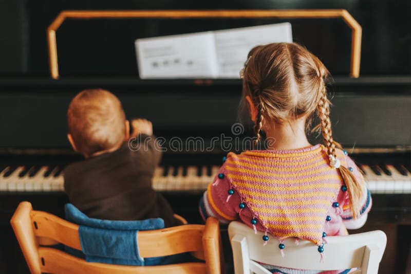 Duas crianças que jogam no piano fotos de stock royalty free Duas crianças que jogam no piano fotos de stock royalty free