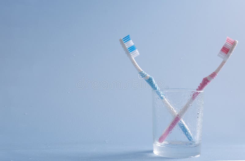 Duas escovas de dentes como um símbolo de um par feliz Espa?o vazio para o texto fotos de stock royalty free Duas escovas de dentes como um símbolo de um par feliz Espa?o vazio para o texto fotos de stock royalty free