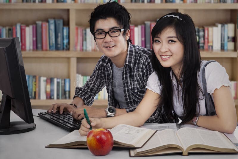Duas estudantes universitário que estudam junto imagem de stock Duas estudantes universitário que estudam junto imagem de stock