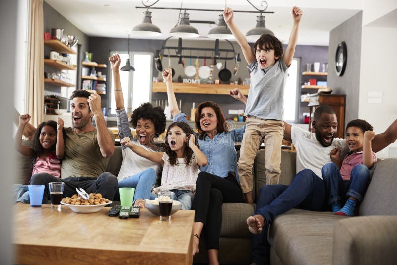 Família Afro-americana De Três Assistindo TV E Torcendo Jogos De Basquete  No Sofá Em Casa Foto de Stock - Imagem de feliz, basquete: 198337874