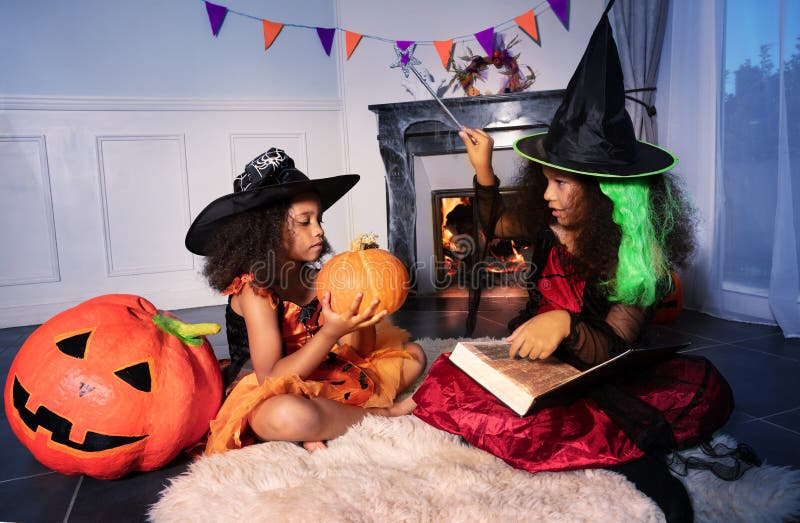 Família Jovem E Feliz, a Fantasia De Halloween Esculpindo Abóboras Juntas  No Quintal Foto de Stock - Imagem de paternidade, outono: 231540566