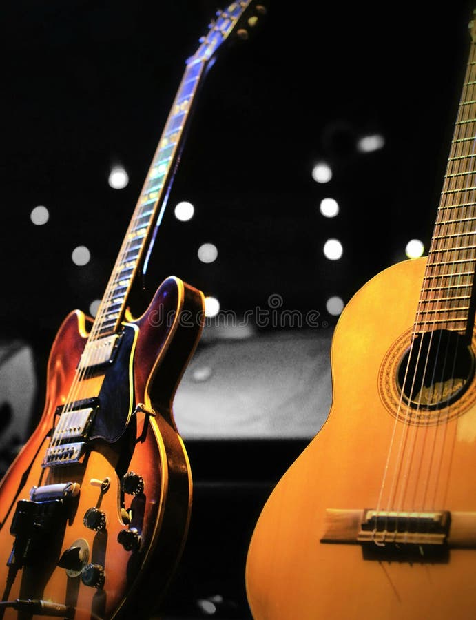 Duas guitarra clássicas em um concerto pequeno imagem de stock royalty free Duas guitarra clássicas em um concerto pequeno imagem de stock royalty free