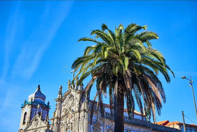 Duas igrejas portuguesas em Porto que olham como apenas um grande à esquerda são Carmelitas e à direita são igreja de Carmo antig fotos de stock Duas igrejas portuguesas em Porto que olham como apenas um grande à esquerda são Carmelitas e à direita são igreja de Carmo antig fotos de stock