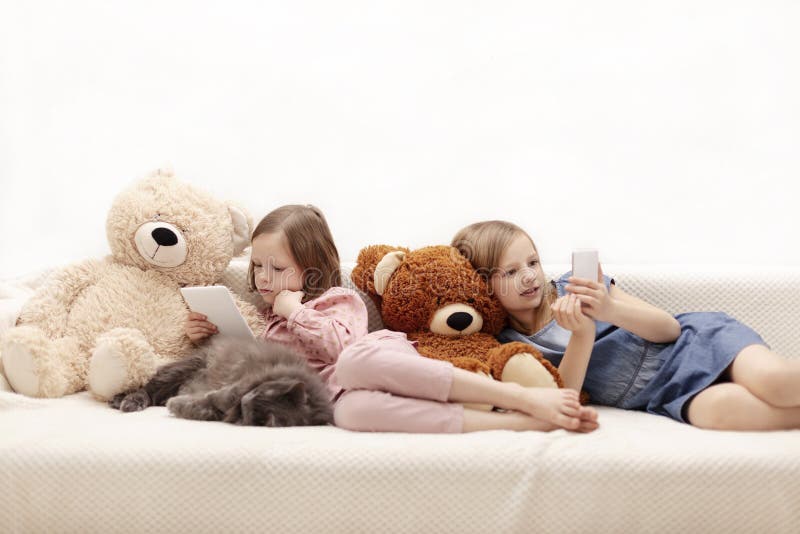 Adolescente Bonito Da Menina 10-11 Anos Que Guardam Um Gato Foto de Stock -  Imagem de longo, povos: 72766462