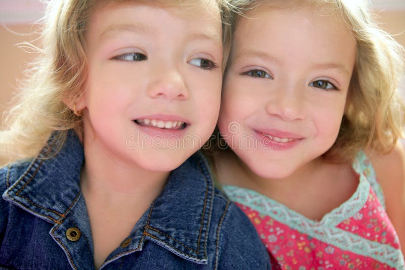 Duas lindas e pequenas gémeas, irmãs imagem de stock