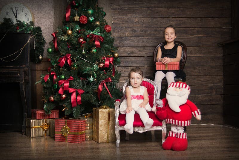 Duas irmãs em decorações do Natal fotografia de stock royalty free Duas irmãs em decorações do Natal fotografia de stock royalty free