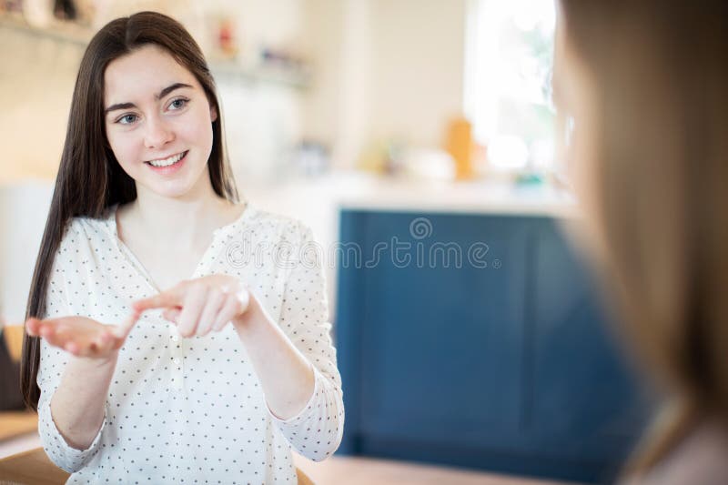 Duas Meninas Adolescentes Com Conversa Usando Linguagem De Sinais fotos de stock Duas Meninas Adolescentes Com Conversa Usando Linguagem De Sinais fotos de stock