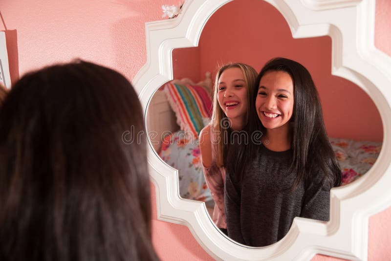 Duas Meninas Adolescentes Felizes Que Olham No Espelho Imagem de Stock -  Imagem de feliz, amizade: 78765541