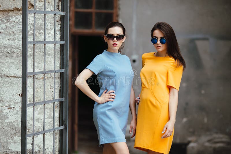 Duas jovens raparigas bonitas imagem de stock royalty free