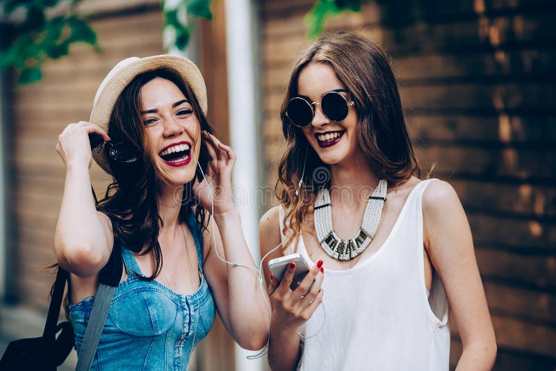 Duas jovens raparigas bonitas foto de stock royalty free