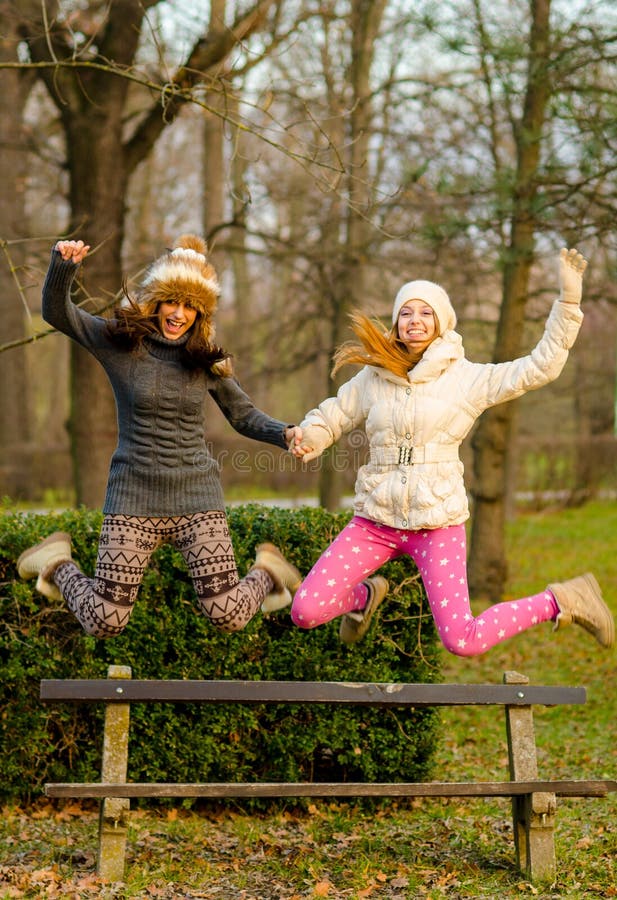 Duas Meninas Bonitas Que Põem a Composição Na Frente Do Espelho Em Casa  Foto de Stock - Imagem de contornear, lifestyle: 67563704