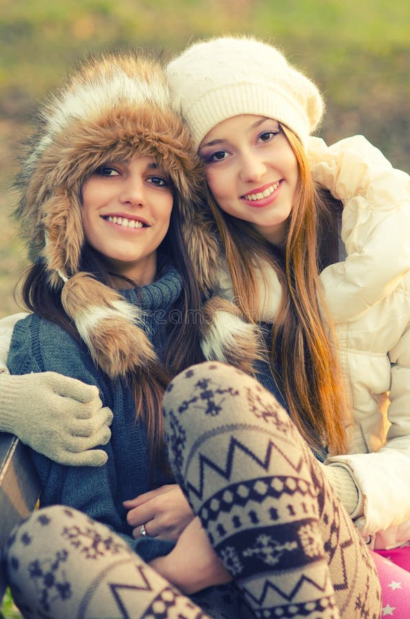 Duas Meninas Bonitas Que Põem a Composição Na Frente Do Espelho Em Casa  Foto de Stock - Imagem de contornear, lifestyle: 67563704