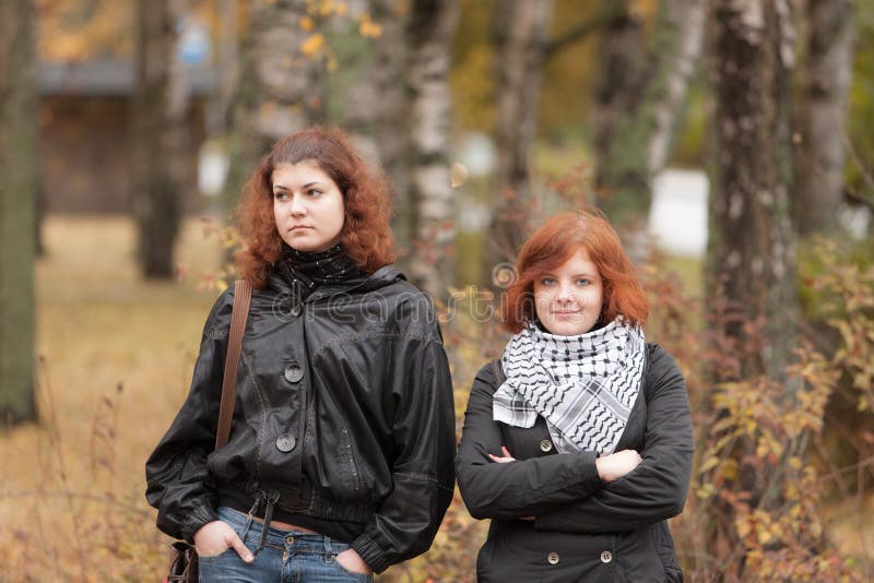 Duas meninas com cabelo vermelho imagens de stock