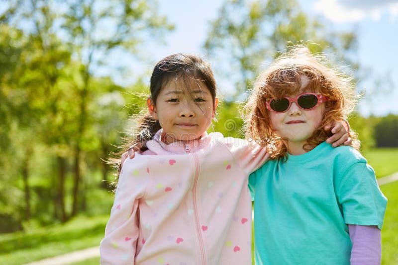 Duas meninas como as melhores amigas no parque imagens de stock royalty free Duas meninas como as melhores amigas no parque imagens de stock royalty free