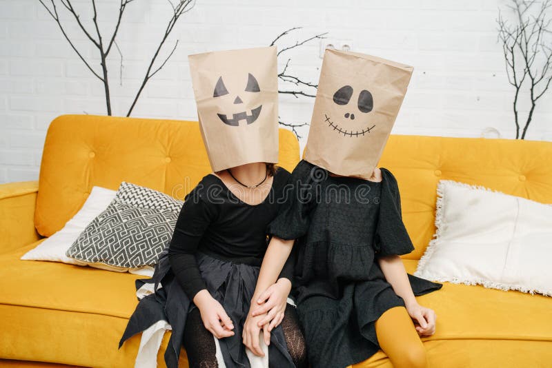 Meninas Assustadoras Em Fantasias De Halloween Usando Sacos De Papel Com Rostos  Assustadores PNG , Cara De Criança, Festa A Fantasia, Crianças Felizes PNG  Imagem para download gratuito