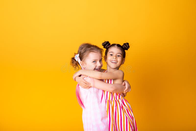 Menina Sorridente Menina 5-6 Anos Segurando Balão Estrela Dourada E Bolo  Rosa Sentado No Chão Na Sala. Vestindo Vestido De Princesa Azul. Olhando  Para A Câmera. Festa De Aniversário. Celebração. Foto Royalty