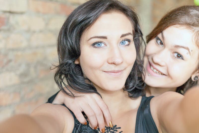 Duas Meninas Bonitas Novas Que Fazem O Bigode De Seu Cabelo Imagem de Stock  - Imagem de bonito, feliz: 54837121