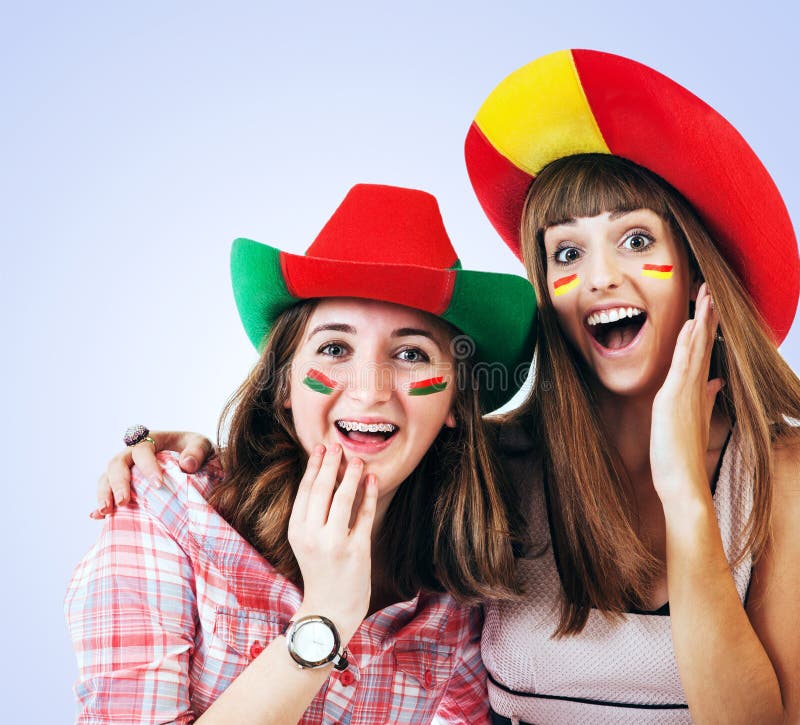 Duas meninas gritando felizes - fan de futebol foto de stock royalty free Duas meninas gritando felizes - fan de futebol foto de stock royalty free