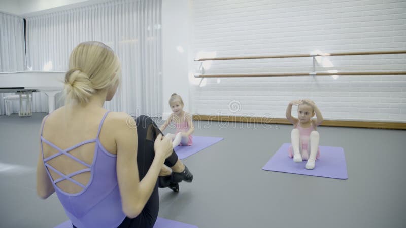 Duas meninas na classe na escola do bailado