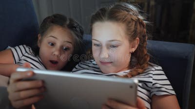 Menina Que Usa O Jogo Do Jogo Do Tablet Na Internet, Criança Que
