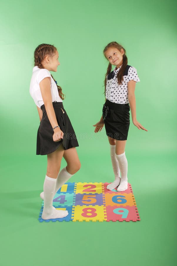 Duas meninas no tapete com números imagens de stock Duas meninas no tapete com números imagens de stock