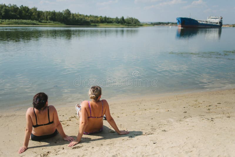 Duas meninas tomam sol imagens de stock Duas meninas tomam sol imagens de stock