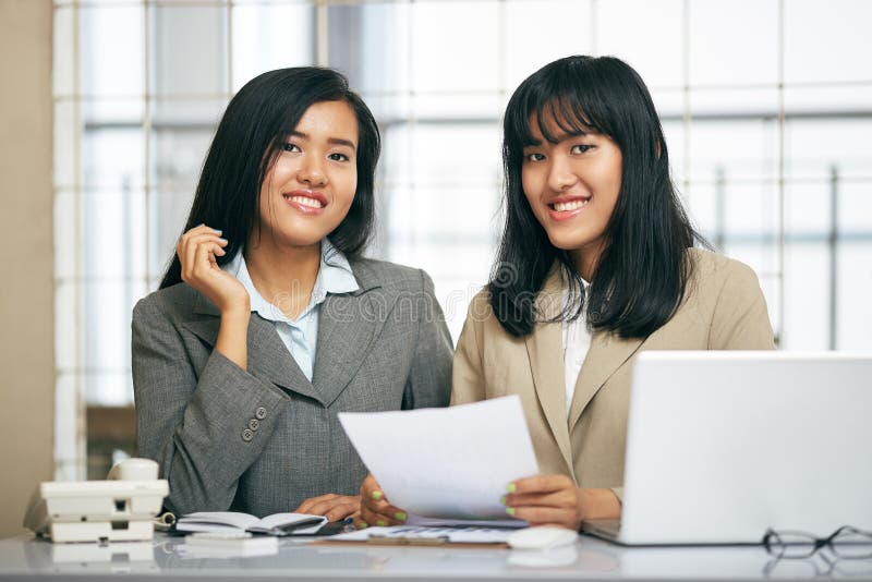 Duas mulheres de negócios que trabalham no escritório fotografia de stock royalty free Duas mulheres de negócios que trabalham no escritório fotografia de stock royalty free