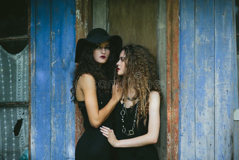 Duas mulheres do vintage como bruxas imagens de stock royalty free Duas mulheres do vintage como bruxas imagens de stock royalty free