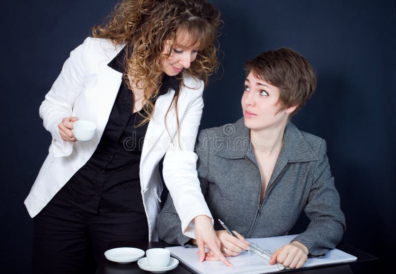 Duas mulheres em uma reunião imagem de stock royalty free Duas mulheres em uma reunião imagem de stock royalty free