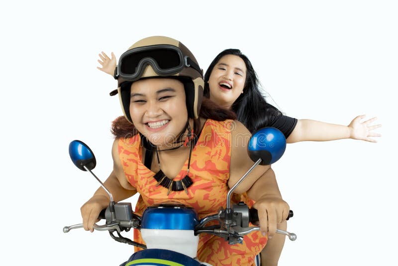 Duas mulheres gordas que conduzem a motocicleta junto foto de stock Duas mulheres gordas que conduzem a motocicleta junto foto de stock