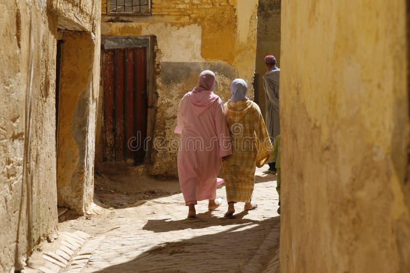 Duas mulheres marroquinas nos djellabas