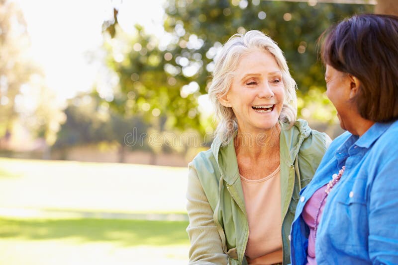 Duas mulheres superiores que falam fora junto fotografia de stock Duas mulheres superiores que falam fora junto fotografia de stock