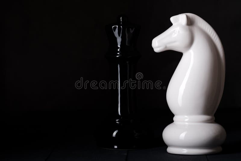 Duas Peças De Xadrez Um Cavalo Branco E Uma Escura Se Fundem Com a Rainha  Imagem de Stock - Imagem de baixo, arte: 225544827