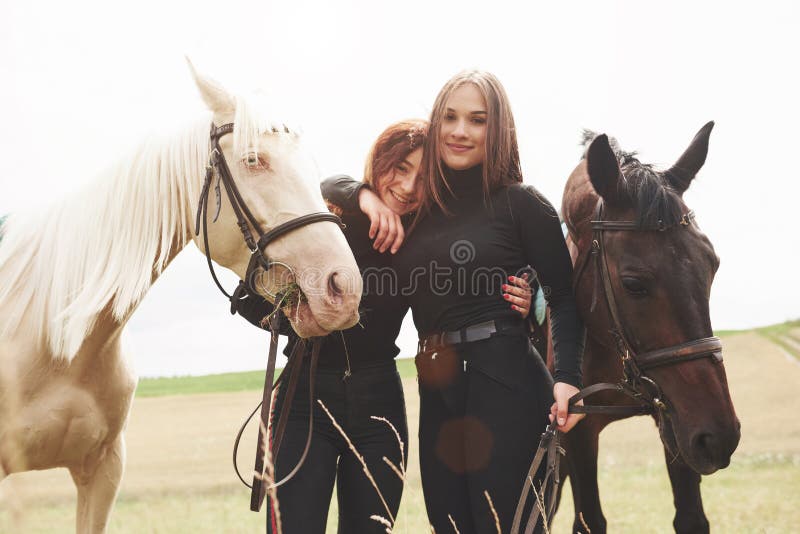 Meninas Lindas Duas Irmãs Gêmeas Sentadas E Posando No Estúdio Com Fundo  Branco Imagem de Stock - Imagem de profissional, humano: 165767723