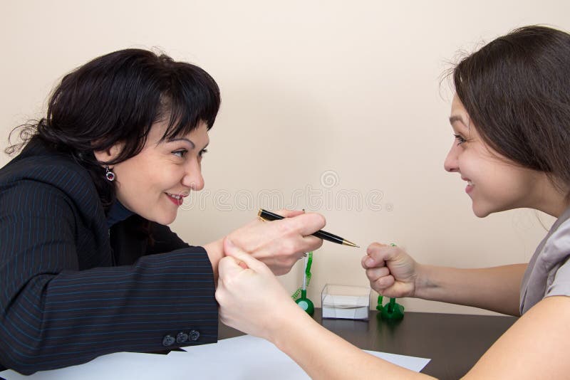 Duas senhoras do negócio que sentam-se no escritório imagens de stock Duas senhoras do negócio que sentam-se no escritório imagens de stock