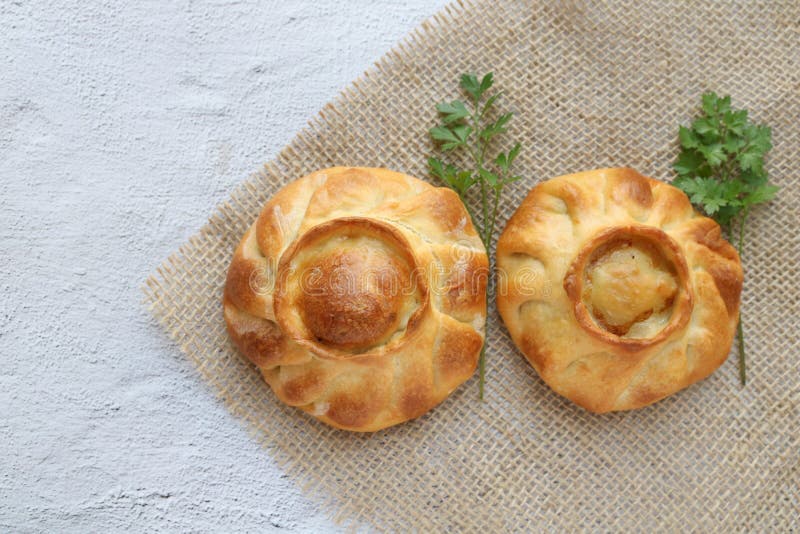 Torta De Galinha Russa Tradicional Kurnik Num Prato Colocado Num Guardanapo  De Mesa Sobre Fundo Cinzento, Vista Lateral Imagem de Stock - Imagem de  dieta, galinha: 161445513