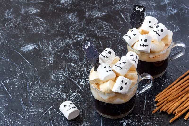 Rostos Assustadores Monstros De Marshmallow Em Xícara De Café Para  Halloween Foto de Stock - Imagem de conceito, monstro: 199278486