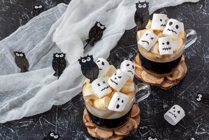 Rostos Assustadores Monstros De Marshmallow Em Xícara De Café Para  Halloween Imagem de Stock - Imagem de festivo, fantasma: 199278451