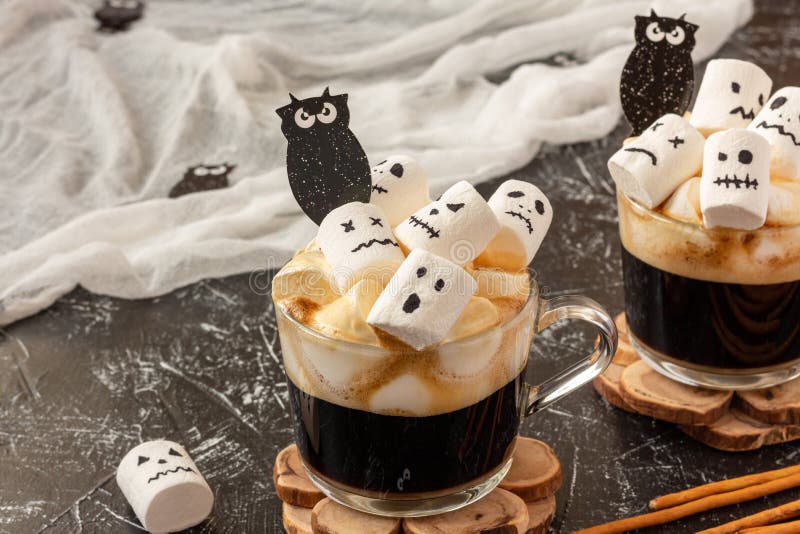 Rostos Assustadores Monstros De Marshmallow Em Xícara De Café Para  Halloween Imagem de Stock - Imagem de feriado, preto: 199278455