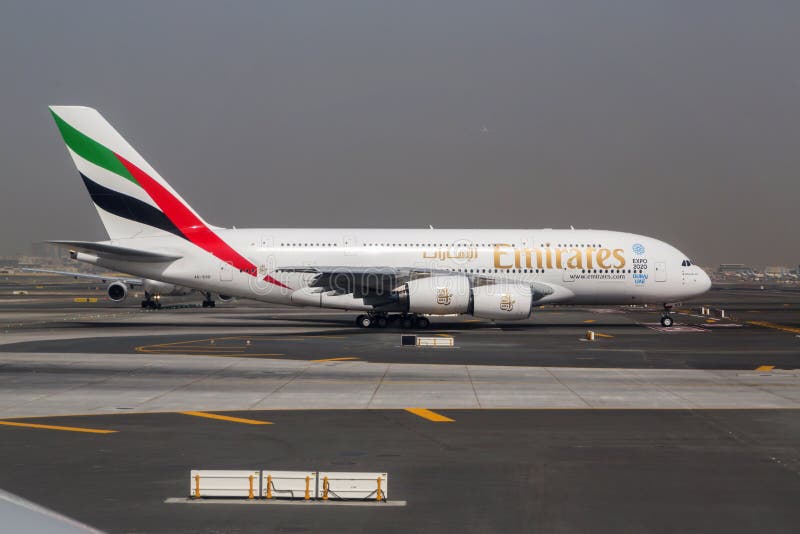 DUBAI - 1. APRIL 2015: Ein Superjumbo Emirat-Airbusses A380 in Dubai Mai 2013: Ein Superjumbo Singapore Airliness Airbus A380 mit stockbild DUBAI - 1. APRIL 2015: Ein Superjumbo Emirat-Airbusses A380 in Dubai Mai 2013: Ein Superjumbo Singapore Airliness Airbus A380 mit stockbild