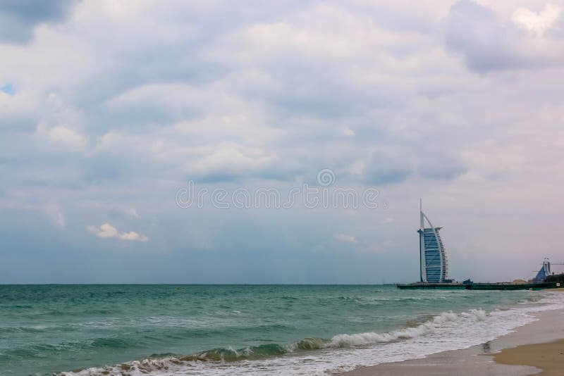 Dubai, Arabische Emirate - 04/04/2019 - erstaunliche Ansicht von Burj Al Arab, sieben Stern-Hotel, eine Ansicht von Jumeirah-Stra stockfoto Dubai, Arabische Emirate - 04/04/2019 - erstaunliche Ansicht von Burj Al Arab, sieben Stern-Hotel, eine Ansicht von Jumeirah-Stra stockfoto