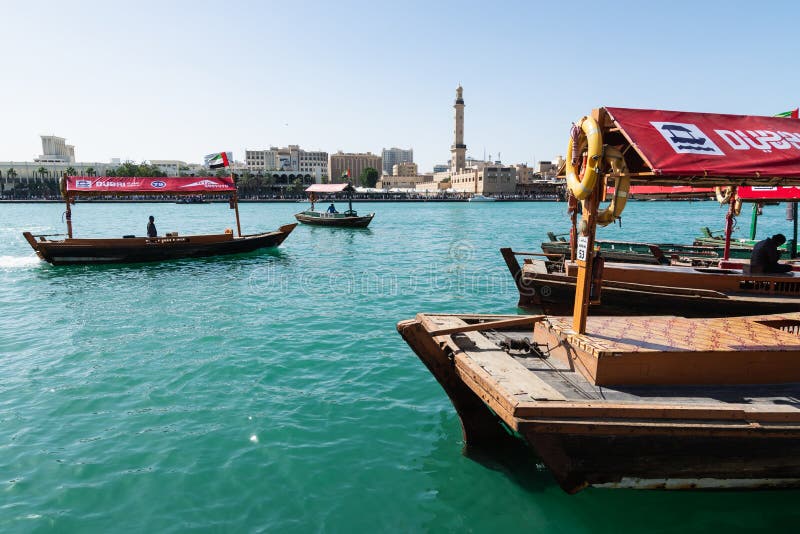 DUBAI, ARABISCHE EMIRATE - MÄRZ 2019: traditionelles Wassertaxi in Dubai Creek lizenzfreie stockfotografie DUBAI, ARABISCHE EMIRATE - MÄRZ 2019: traditionelles Wassertaxi in Dubai Creek lizenzfreie stockfotografie