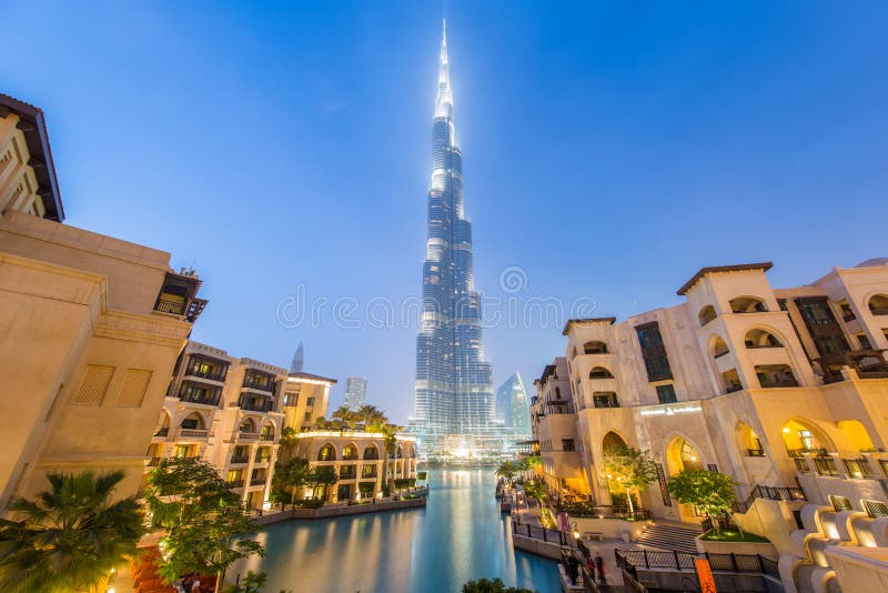 Dubai - 9 de janeiro de 2015: Edifício Burj Khalifa em fotos de stock