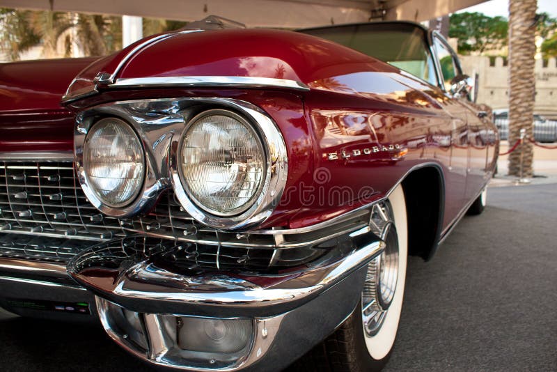 DUBAI - 14 DE MARZO DE 2012: Un descapotable 1960 de Biarritz de Eldorado de Cadillac está en la exhibición del festival clásico fotos de archivo DUBAI - 14 DE MARZO DE 2012: Un descapotable 1960 de Biarritz de Eldorado de Cadillac está en la exhibición del festival clásico fotos de archivo